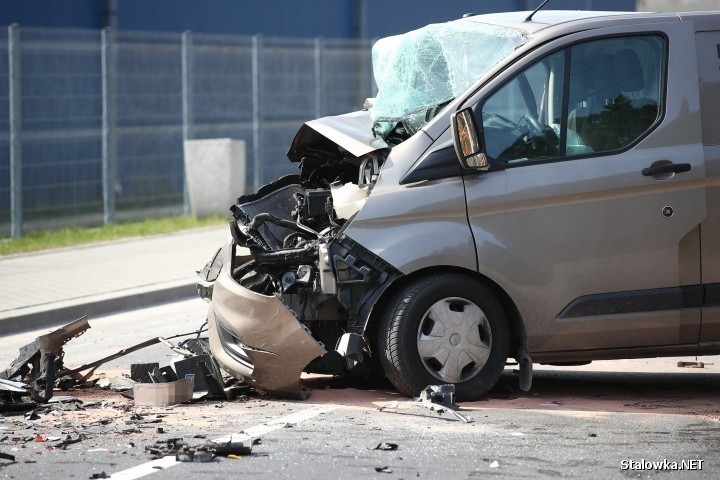 Wypadek w Stalowej Woli z udziałem zestawu ciężarowego. Jedna osoba została ranna (ZDJĘCIA) 