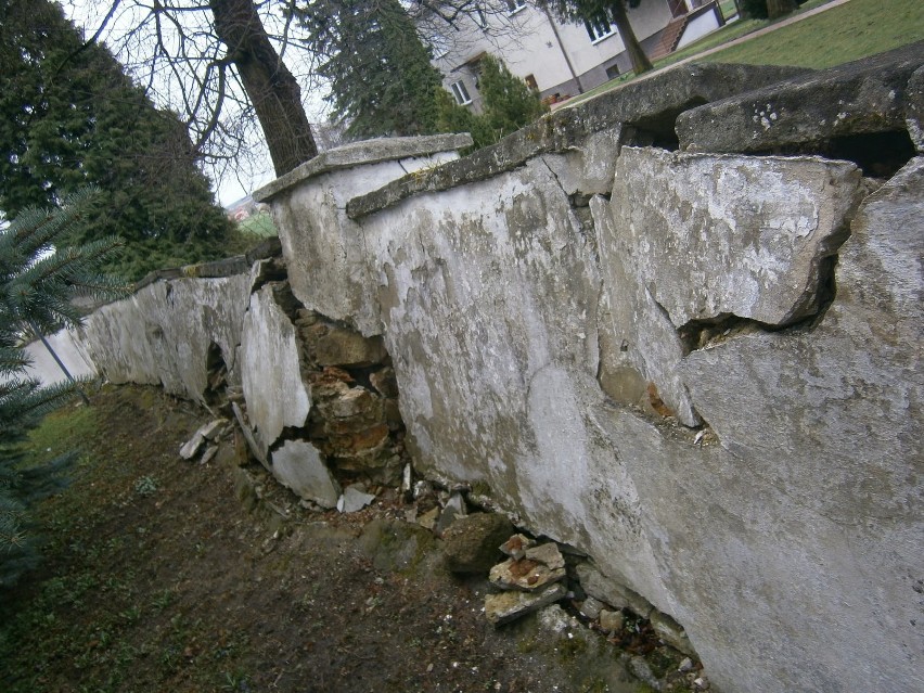 Runął mur wokół Kościoła świętego Jana Chrzciciela w Tuczępach [ZDJĘCIA]