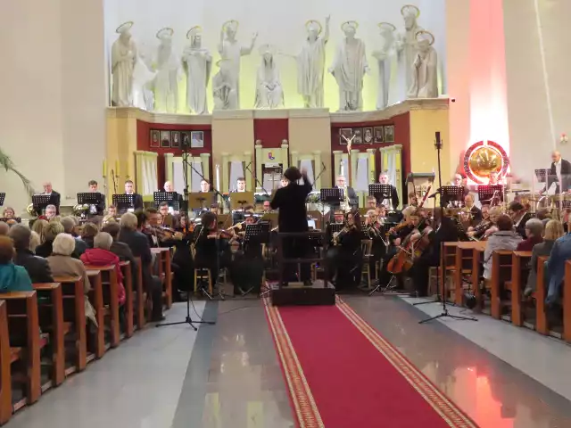 Filharmonia Zielonogórska w mocno powiększonym składzie dała koncert w niecodziennym miejscu, a mianowicie w kościele pw. Ducha Świętego w Zielonej Górze.