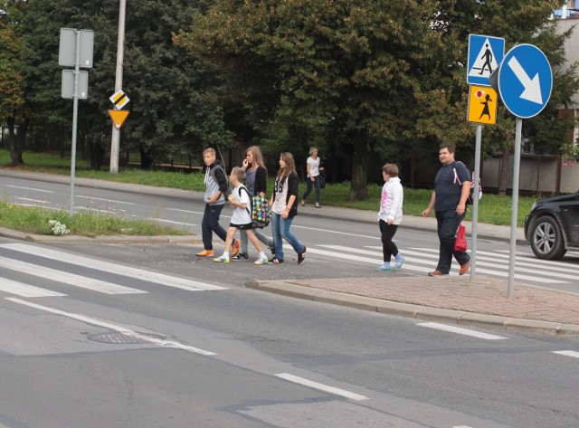 Samochody niezbyt chętnie zatrzymują się, by przepuścić pieszych.