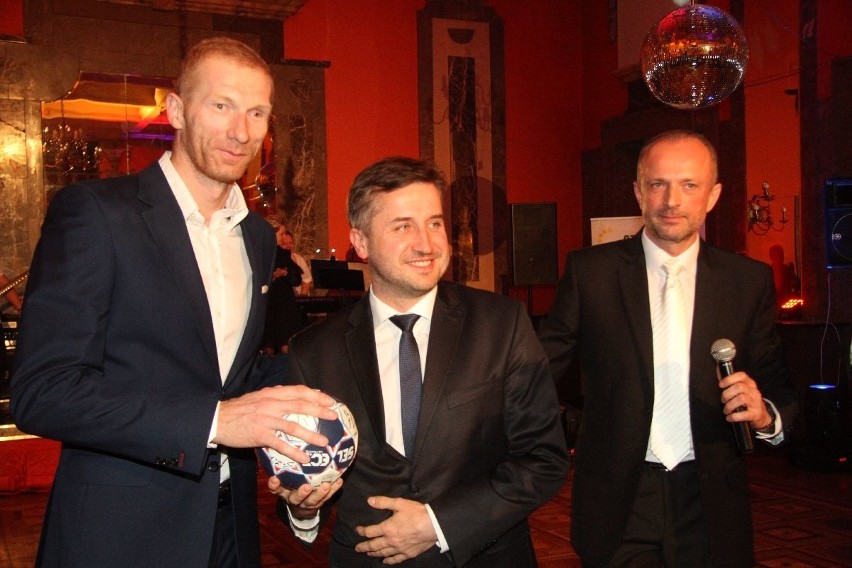 Piłkę podarowaną przez Karola Bieleckiego (pierwszy z lewej)...