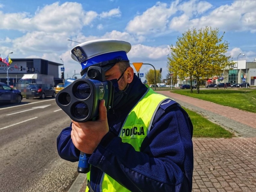 Łomża. Jechał za szybko, po alkoholu i bez uprawnień. W dodatku podał się policji za brata. Wpadł, bo nie pamiętał daty urodzenia