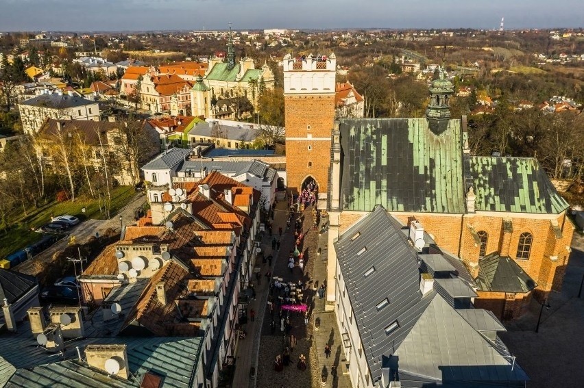 Nocne wejścia i koncerty muzyczne na Bramie Opatowskiej w Sandomierzu! Zobacz zdjęcia