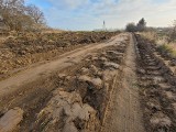 Rolnik się pomylił i zaorał podczas prac polowych słupską ulicę Czesława Miłosza