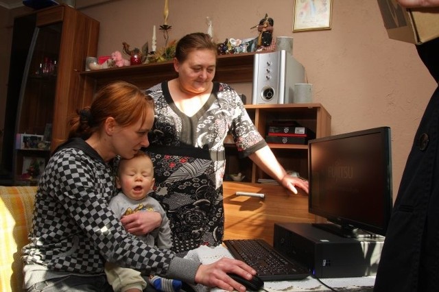 Edyta Skóra-Burdzik i jej córka Karolina Gajek zapoznają się z komputerem. Wnuczek Krzyś na razie nie jest zainteresowany.