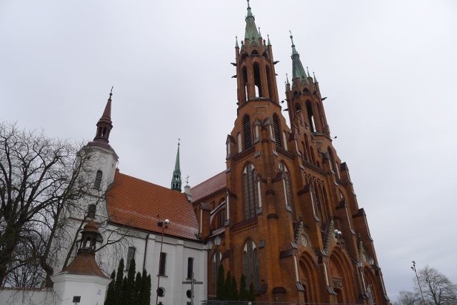 Kościół farny. Tynk ze sklepienia sypie się na wiernych