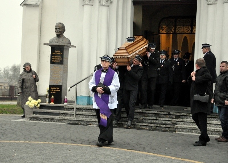 Msza żałobna miała miejsce w kościele parafialnym pw. Trójcy...