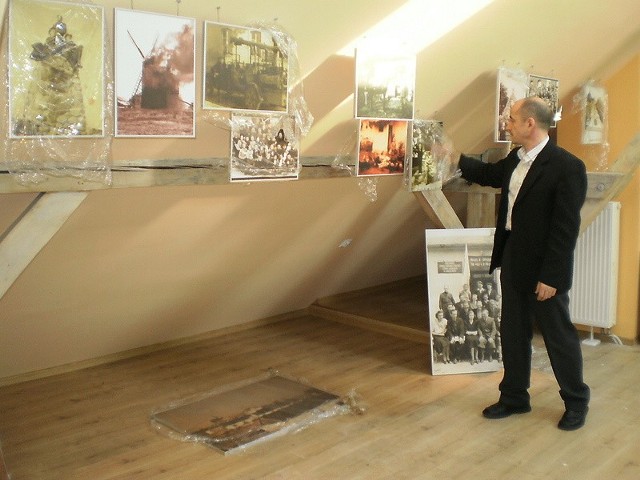 Grzegorz Sobczak podczas przygotowywania wystawy zdjęć starego i współczesnego Radziejowa oraz jego okolic.