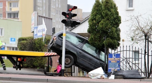 Ford mondeo roztrzaskał ogrodzenie. Kierowca i pasażer? Zabrali czteropak piwa, psa i sobie poszli - mówi świadek