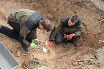 W ubiegłym tygodniu członkowie stowarzyszenia Pomost z Poznania dokonali ekshumacji mogiły wojennej w Kalsku