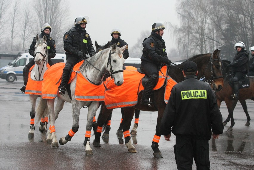 Ćwiczenia oddziałów konnych policji i straży miejskiej [ZDJĘCIA,FILM]