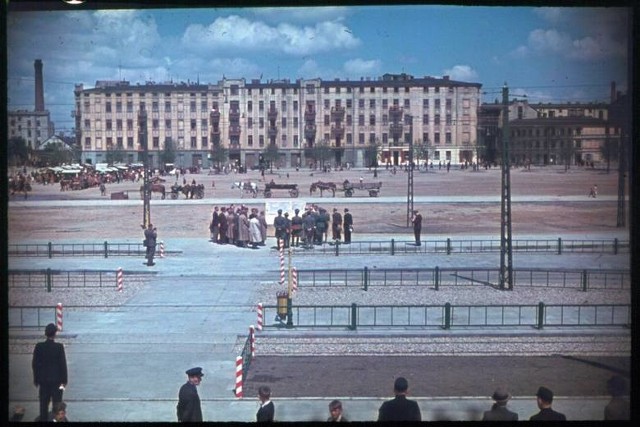Uroczyste otwarcie pętli tramwajowej na Placu Niepodległości, które miało miejsce w czerwcu 1943 roku.