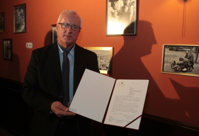 Józef Waniek, były dyrektor RCKiK w Radomiu pokazuje dokument odwołania ze stanowiska.