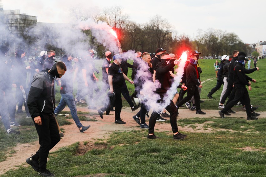 Derby Krakowa 2022. Przemarsz kibiców Wisły w asyście...