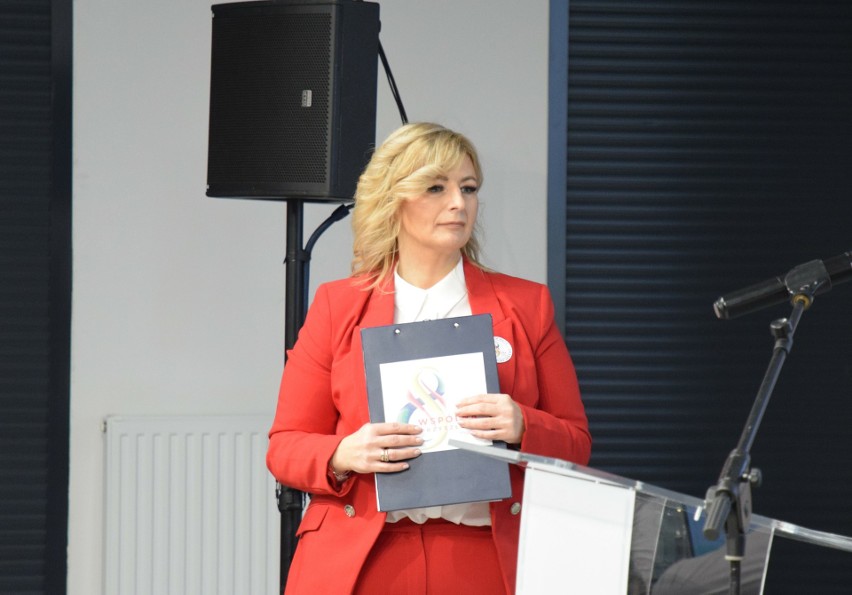 Agata Bartkiewicz - kandydatka na burmistrza, zaprezentowała kandydatów na radnych KWW "Wspólna przyszłość miasta"