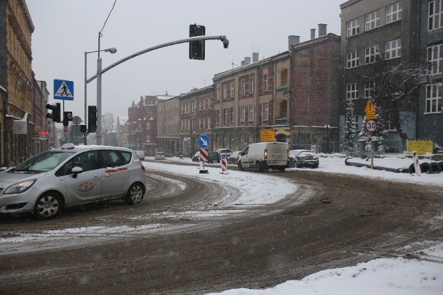 Śnieg na drogach. Za zimowe utrzymanie dróg odpowiada MZiUM Chorzów.Zobacz kolejne zdjęcia. Przesuwaj zdjęcia w prawo - naciśnij strzałkę lub przycisk NASTĘPNE