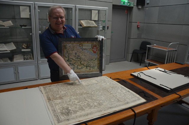Zasoby Biblioteki Uniwersytetu Wrocławskiego powiększyły się o kolejny zabytek. Zbiory kartograficzne zostały wzbogacone o ręcznie rysowaną mapę Śląska z XVIII wieku. Uczelnia kupiła ją na aukcji internetowej. Kiedy będzie można zobaczyć?