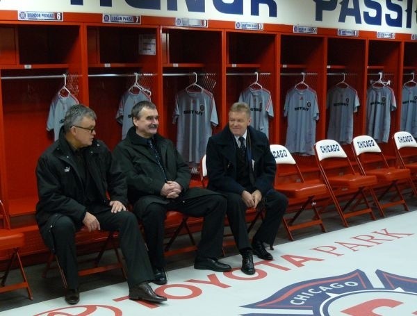 Od lewej: trener Włodzimierz Gąsior, prezydent Wojciech Lubawski i prezes klubu Tadeusz Dudka w szatni słynnego Chicago Fire.