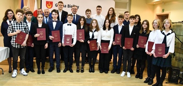 Uzdolniona młodzież z gminy Bieliny została doceniona. Nagrodzono 28 osób.