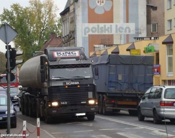 (fot. Michał Kurowicki) Od rana do późnego popołudnia, ruch w centrum nie maleje. Oprócz setek samochodów osobowych jeżdżą tędy ogromne tiry