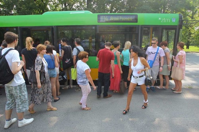 Poznań bez PST: Tłumy na przystankach autobusowych