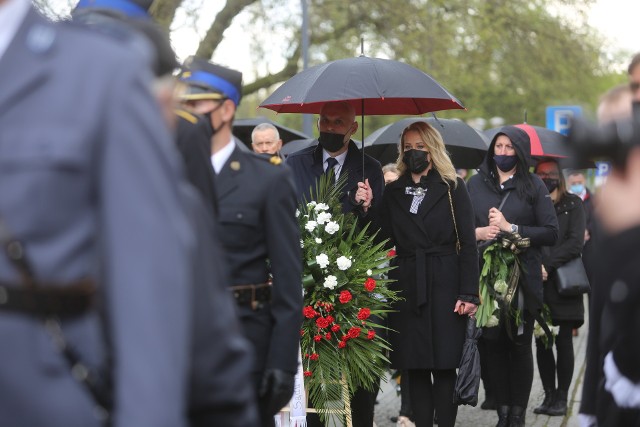 Policjant Michał Kędezierski zginął z rąk bandyty. W pogrzebie bierze udział całe miasto i policjanci z całej Polski.