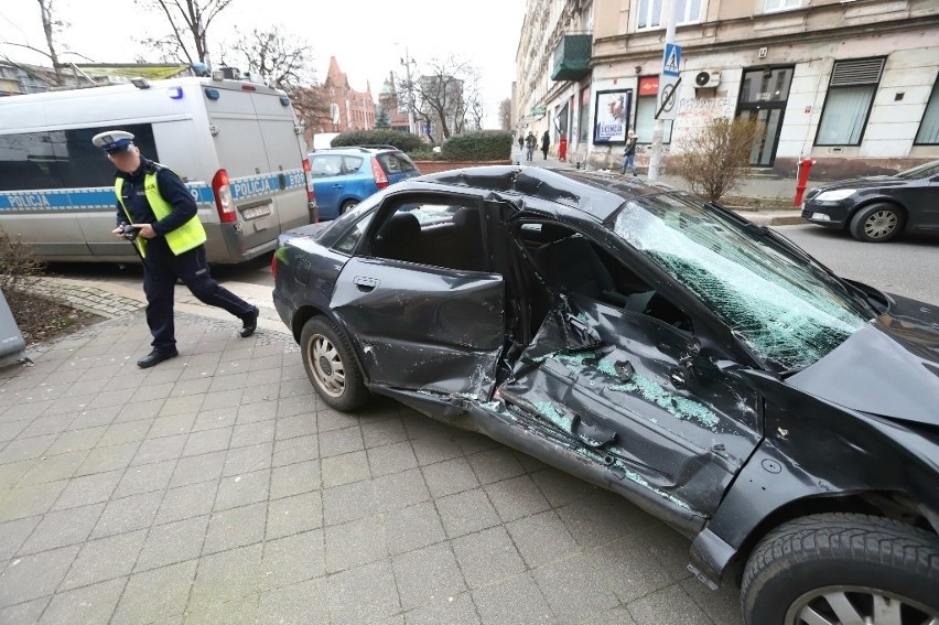 Kierowca Audi, wyjeżdżając z ulicy podporządkowanej, wjechał...