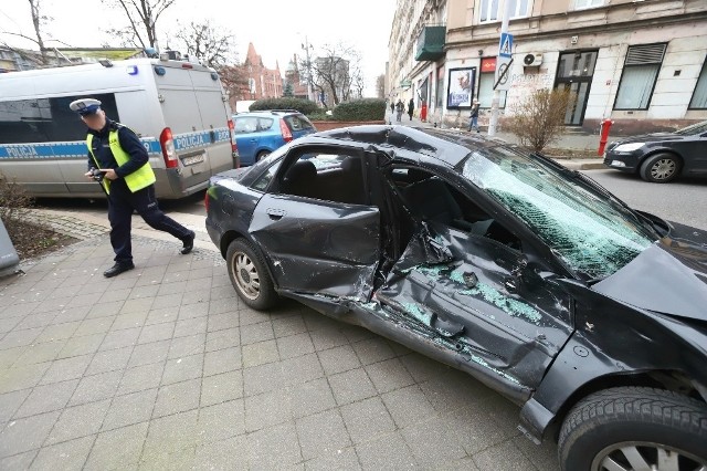 Kierowca Audi, wyjeżdżając z ulicy podporządkowanej, wjechał przed rozpędzony tramwaj.