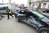 Wypadek na Jedności Narodowej we Wrocławiu. Audi wjechało przed rozpędzony tramwaj. Są zmiany w kursowaniu linii [ZDJĘCIA]