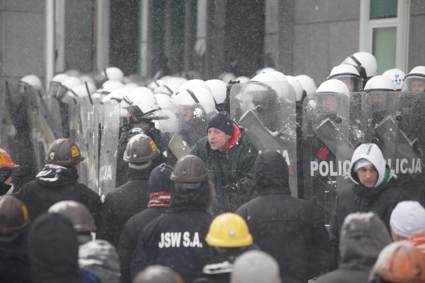 Strajk JSW: Bitwa górników z policją przed siedzibą JSW