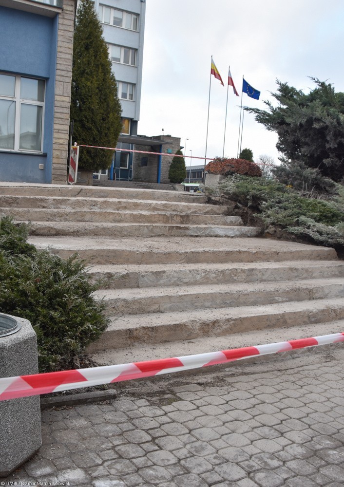Trwa remont schodów przy urzędzie miasta w Białymstoku