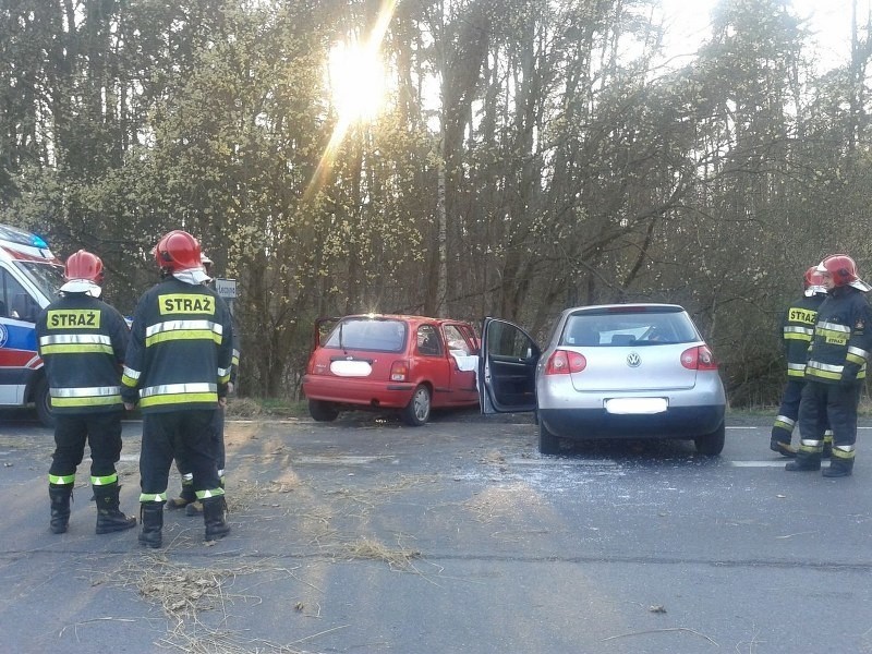 Strażacy i policjanci wciąż pracują na miejscu wypadku....