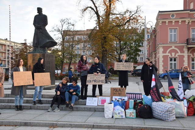 Protest w sprawie migrantów w Częstochowie. Zbierano dary dla uchodźcówZobacz kolejne zdjęcia. Przesuwaj zdjęcia w prawo - naciśnij strzałkę lub przycisk NASTĘPNE