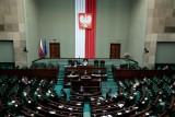 Nowy sondaż wyborczy. Tylko cztery partie w Sejmie. PiS przed KO