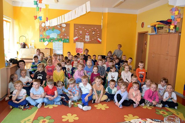 W Mircu tylu słuchaczy mieli dorośli czytający dzieciom w przedszkolu.