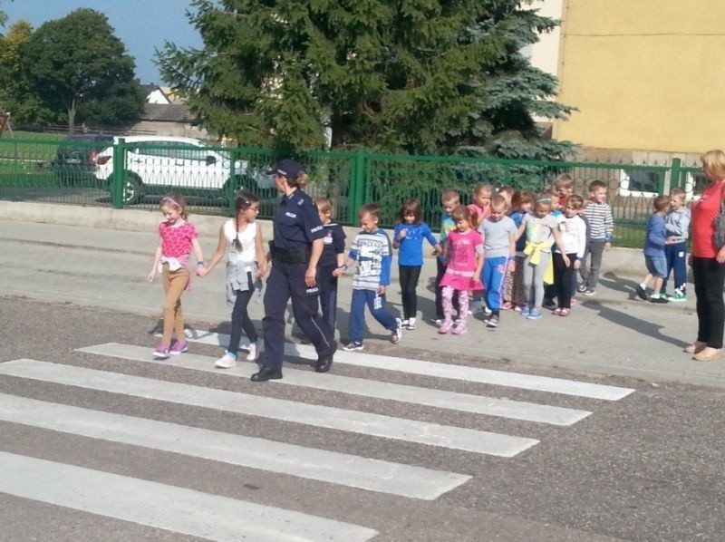 Gmina Goniądz: Policja prowadziła zajęcia z zasad ruchu drogowego w szkołach podstawowych (zdjęcia)