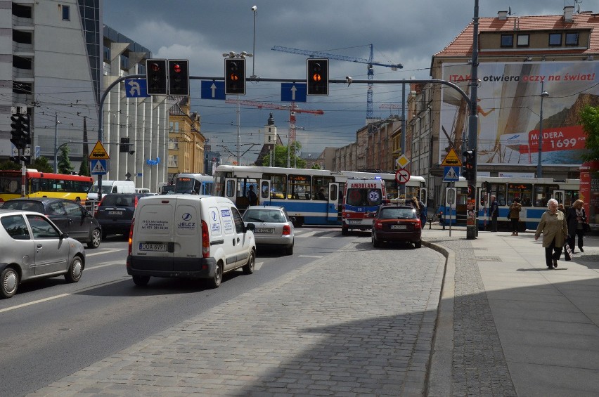 Wypadek na Kazimierza Wielkiego. Pieszy wpadł pod tramwaj. Nie słyszał dzwonka, bo miał słuchawki