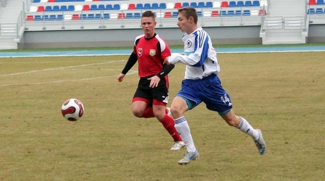 Dobry mecz rozegrał w barwach Broni zdobywca ostatniego gola Przemysław Wicik (z prawej)