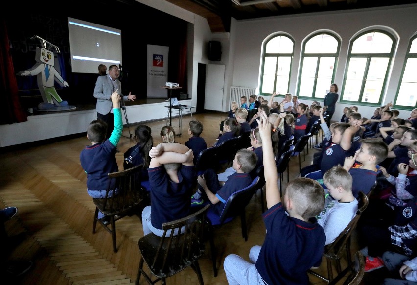 Jak należy zachowywać się w komunikacji miejskiej? Akcja "Bezpieczny Tramwaj" w Szczecinie 