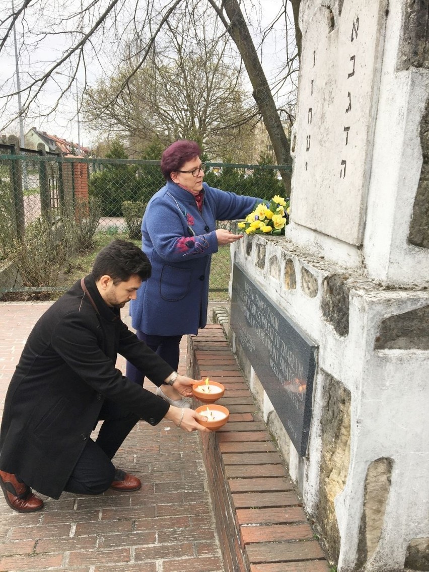 Ostrołęka. Rocznica powstania w getcie warszawskim. Władze miasta złożyły kwiaty pod pomnikiem pamięci ostrołęckich Żydów. 19.04.2022