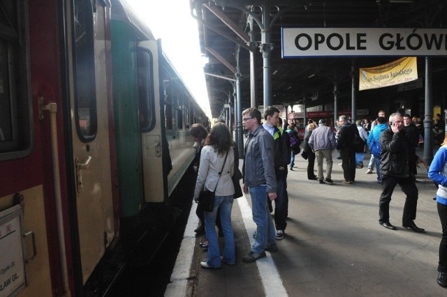 Wszystkie pociągi kursujące pomiędzy Opolem a Wrocławiem będą miały opóźnienia od kilkunastu do nawet 100 minut.