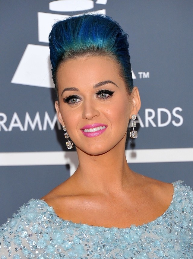 Na zdjęciu Katy Perry podczas gali rozdania nagród Grammy w 2012 roku. Makijaż wykonał makijażysta gwiazd Jake Bailey używając kosmetyków Yves Saint Laurent