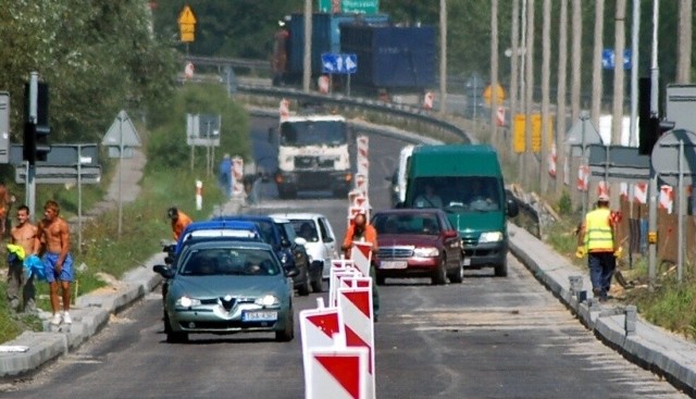 Samochód za samochodem, jednym pasem, tak jedzie się w Sandomierzu w stronę mostu.