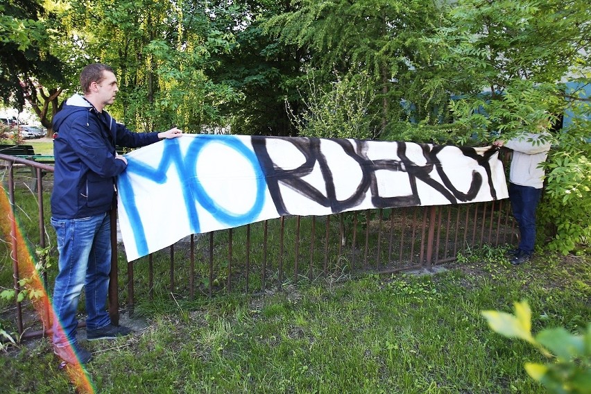 Około 100 osób protestowało pod komisariatem policji Wrocław...