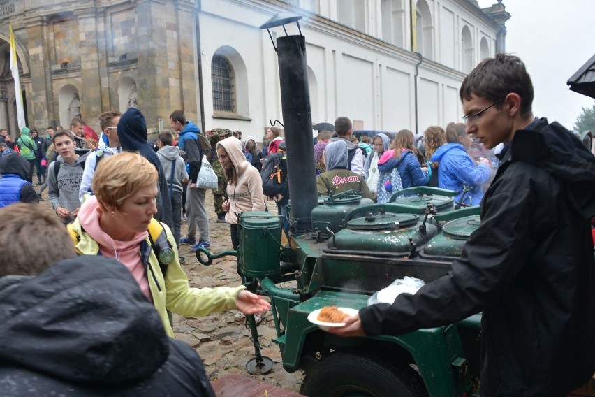 Trzy tysiące pielgrzymów z trzech diecezji dotarło na Święty Krzyż (WIDEO, zdjęcia)