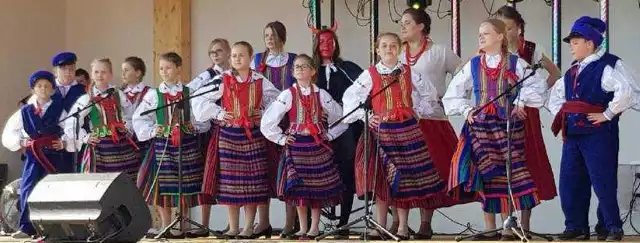 Podczas niedzielnego festynu na scenie w Mirowie swój talent zaprezentowały zespoły dziecięce z terenu gminy.