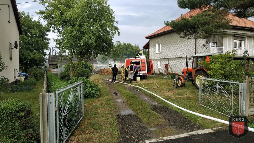 Strażacy ewakuowali zwierzęta z palącego się budynku gospodarczego w Graboszycach
