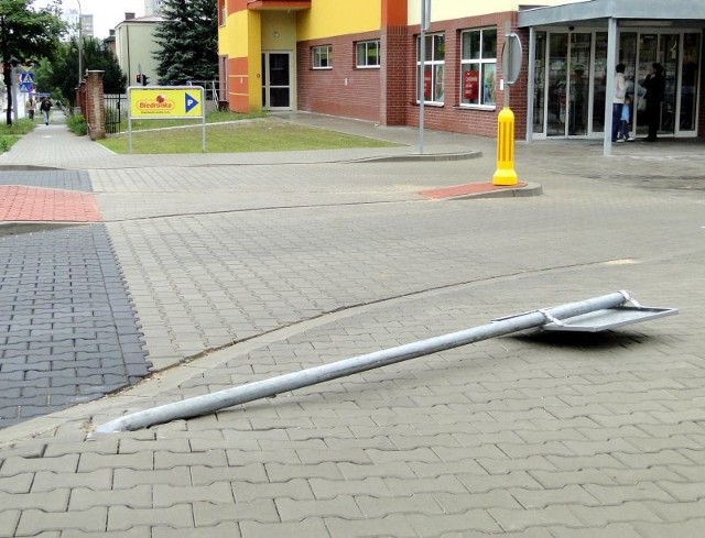 Od ponad tygodnia rozjechany znak tarasuje chodnik przy wjeździe na parking nowego sklepu Biedronka, na ulicy Zbrowskiego w Radomiu.