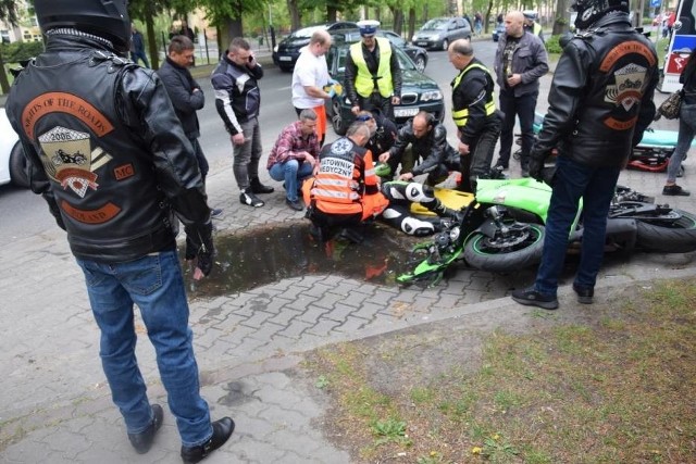 Wypadek na Moto Majówce 2019 we Wronkach. Jeden z motocyklistów uczestniczących w paradzie na ulicach miasta zderzył się z samochodem. Kierowca jednośladu trafił do szpitala.Przejdź do kolejnego zdjęcia --->