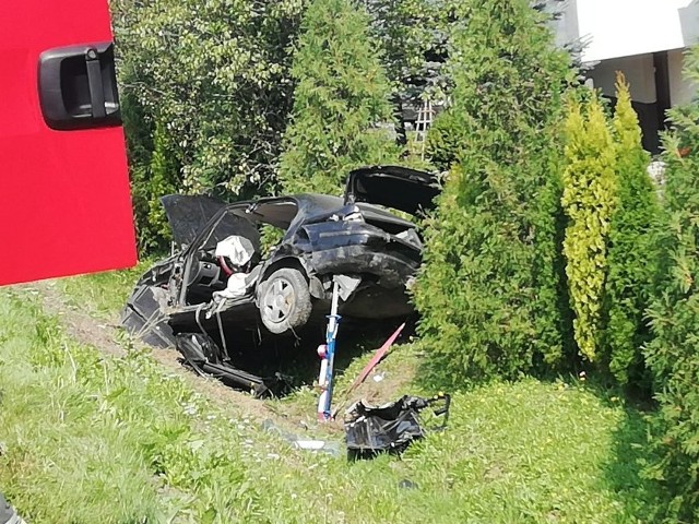 We wtorek około godz. 12.30, na drodze wojewódzkiej nr 986 w Wielopolu Skrzyńskim w powiecie ropczycko-sędziszowskim, kierujący seata prawdopodobnie stracił panowanie nad pojazdem, wypadł z drogi i dachował. Jak wstępnie ustalili policjanci, kierowca osobówki jechał sam i w wyniku zdarzenia został zakleszczony wewnątrz pojazdu. Po wydostaniu go ze zniszczonego samochodu podjęto reanimację. Niestety mimo wysiłków ratowników, życia 55-letniego mężczyzny nie udało się uratować.Policjanci pod nadzorem prokuratora wyjaśniają dokładne okoliczności tego zdarzenia.Zobacz też: Wypadek na drodze krajowej nr 28 w Dybawce pod Przemyślem. BMW uderzyło w przepust i dachowało [ZDJĘCIA]Tragiczny wypadek na obwodnicy Jarosławia. W zderzeniu z audi z ciężarówką zginęła jedna osoba